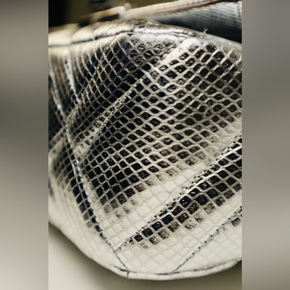 “HOST PICK” MICHAEL KORS Metallic Silver Quilted Leather with a Chain Strap - Picture 7 of 17